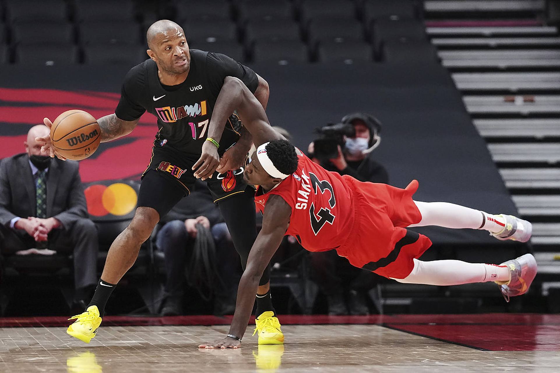 湖人横扫猛龙，西亚卡姆点燃赛场